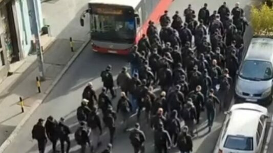 Protestat në Serbi: Persona të maskuar marshojnë nëpër Beograd