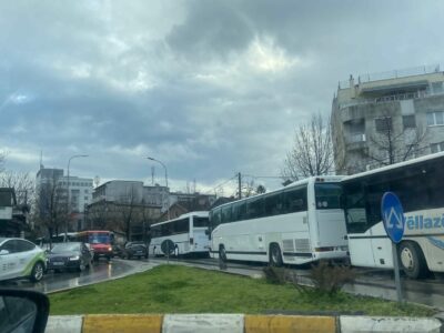 Shoferët e autobusëve të linjës Podujevë-Prishtinë vazhdojnë grevën para komunës