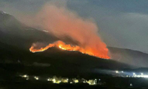 Zjarr i madh në Deçan digjen malet, kërkohet ndërhyrja e autoriteteve