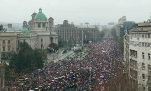 S’mund t’i afrohen Kuvendit të Serbisë: Protestuesit vendosin për të shkuar në një lokacion të ri