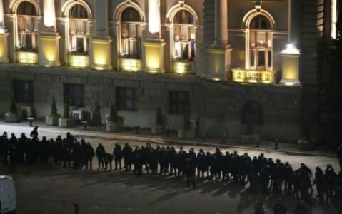 Tensione në Beograd: Xhandarmëria fortifikon ndërtesën e Kuvendit