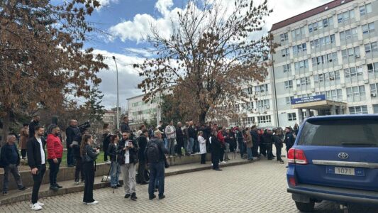 Qytetarët mblidhen në oborrin e QKUK, presin ta shohin Hashim Thaçin