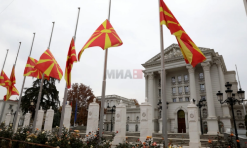 Flamujt në gjysmë shtizë, Maqedonia e Veriut në zi për tragjedinë në Koçan ku vdiqën 59 të rinj