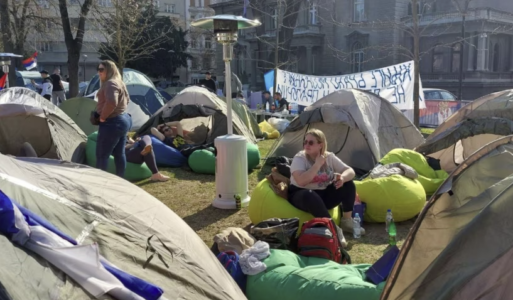 Serbët e Kosovës shkojnë për ta ‘mbrojtur’ Vuçiqin në Beograd